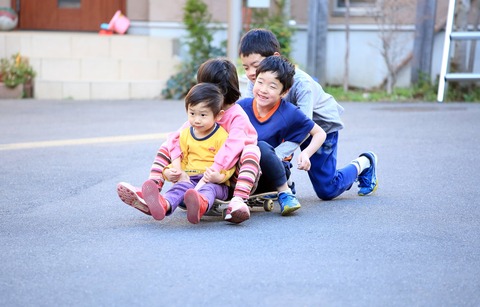 道路で遊ぶ子供