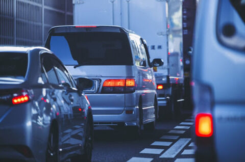 道行く車の車種答えられて当然