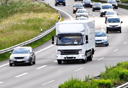 高速道路を最高速度ギリギリで走ってる