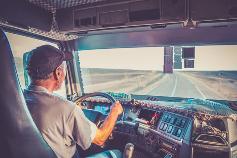 大型トラックの運転手