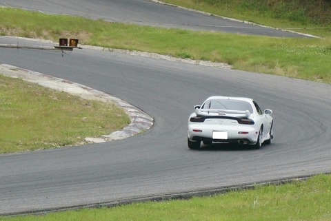 車でサーキット走る