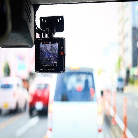 【あおり運転】「白い軽自動車」はあおられやすい？ 「あおり運転のターゲットになりやすい車」「なりにくい車」