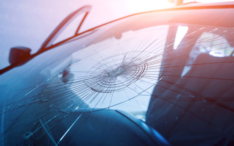 飛び石で車のフロントガラスにヒビ
