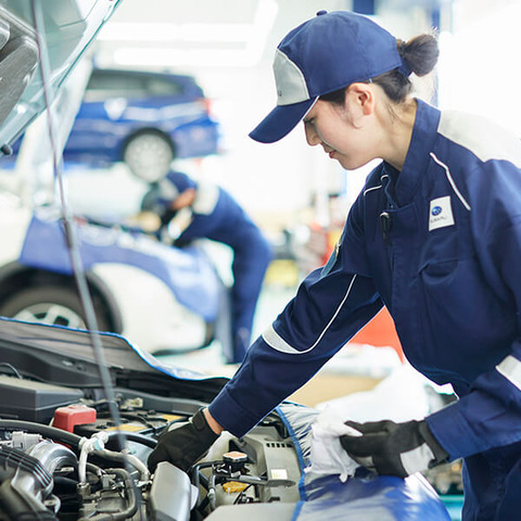 車のディーラーのメカニック