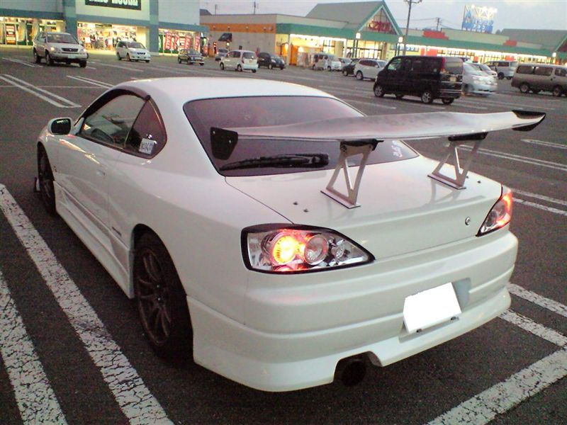 ボンネットだけ黒い車ってなんなの W 廉価版なの 車速報