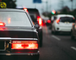 タクシーの運転手がデパートの立体駐車場で