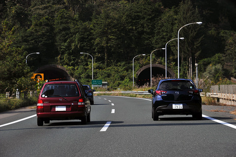 煽り運転ダメ！→なら煽らず左から抜くか→それもダメ！！、、、は？