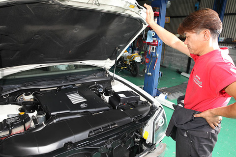 中古車屋行ってボンネットの中見たり下回り確認