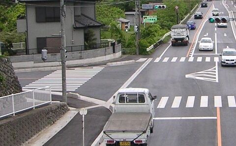 前の車が左折してる時