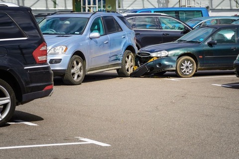 狭い駐車場のスーパー