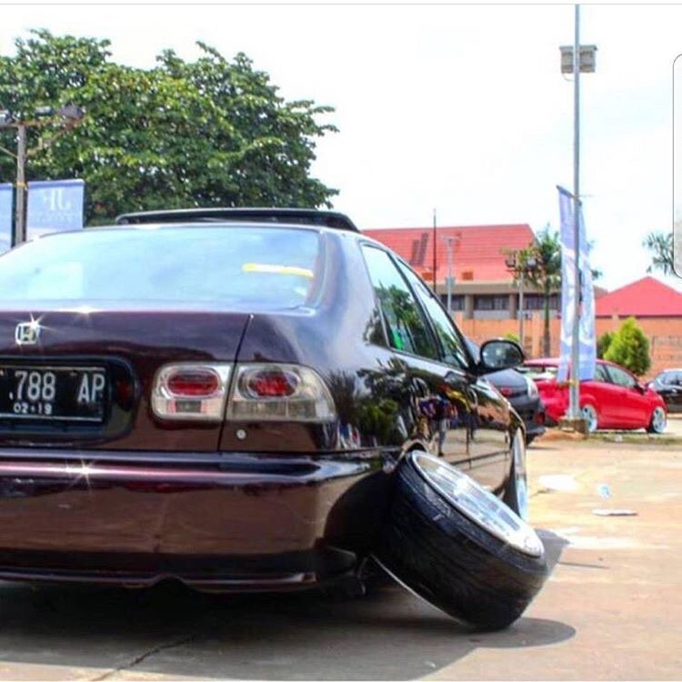 タイヤがハの字型になってる車あるけど何がしたいの ｗｗｗｗｗｗｗ 車速報