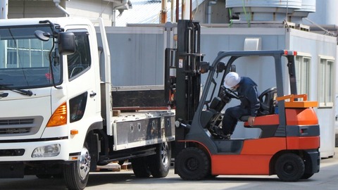 トラック運転手とフォークリフト運転手