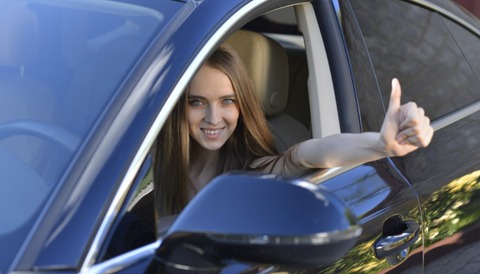 女の車の運転