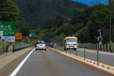 対面通行の高速道路