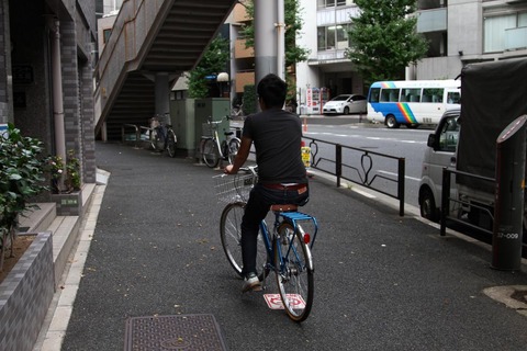 自転車で歩道走ってる