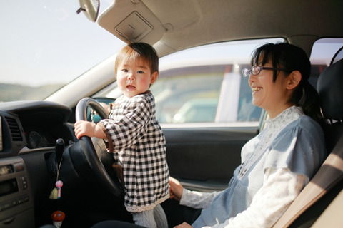 小さい子供を乗せる