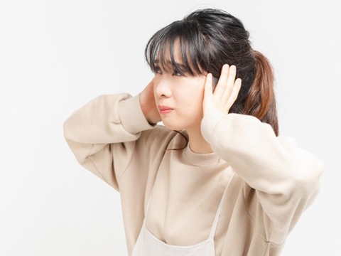 家にいて近所の車の音