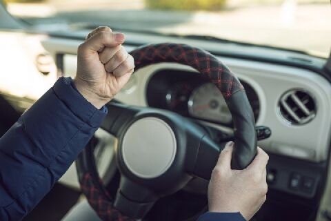 前の車が進まないのでクラクションを鳴らす