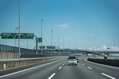 車の運転中前の車からなにか落ちてきたとか変わったことなんかある？？