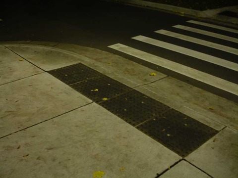 横断歩道で早足に