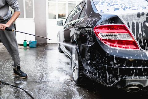 車手洗いで洗車