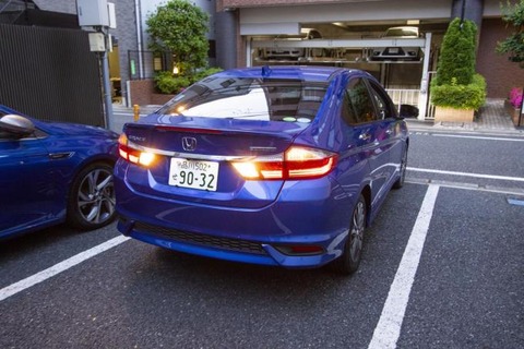 車の運転でバックする時にハザード出さない奴なんなん？？？