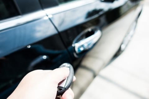 車の鍵のボタン押してキー開けてる