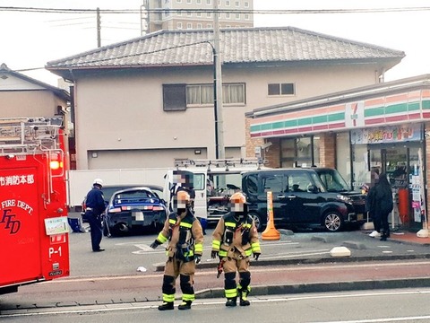 車乗りさん、ドリフトに失敗してコンビニにつっこんでしまう・・・・