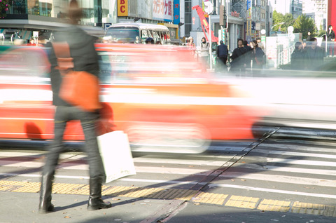 信号無視して車道横断してる歩行者