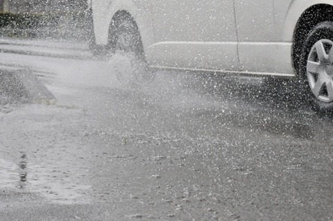 雨降ってるのに自動車のライト