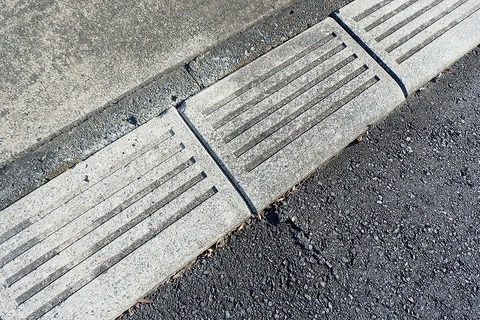 家の駐車場前の公道