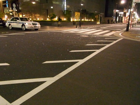 道路の表面が時々キラキラ