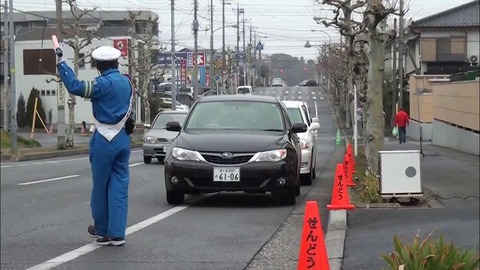 駐車場の交通誘導員