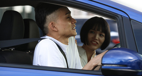 車運転中道を譲ろうとする