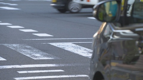 横断歩道で歩行者見つけて一時停止