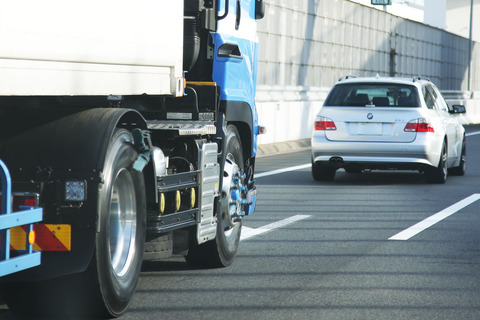 トラック乗りに聞きたいんやけど追い越しかける時に加速されるんってムカつくんか？