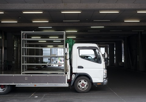 工場内で運転