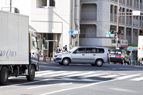 対向車がバンバン来る交差点を右折