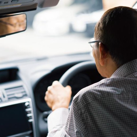 ぃま運転中なんだが後ろに黒プリウス、前に初心者マークのレクサスって