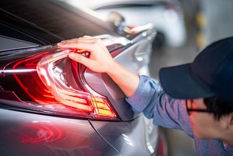 ブレーキランプの片方しか光ってない車