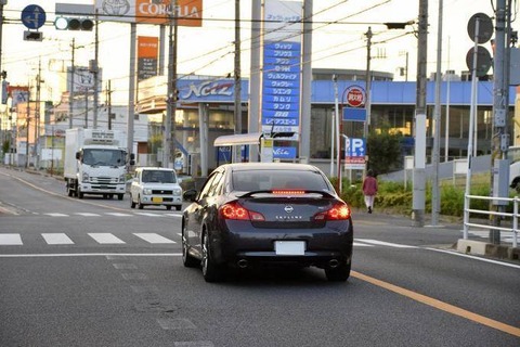 対向の直進車が待ってる