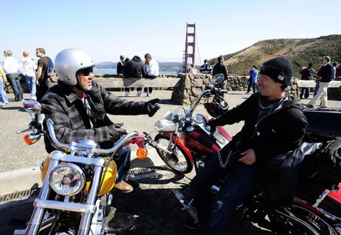 休んでるバイク乗りに話しかける