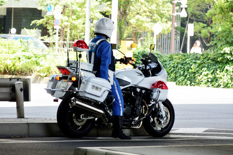 白バイに停められた