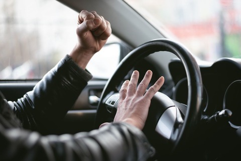 高級車を運転するドライバー