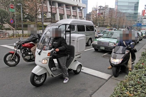 車乗りって、どうせ信号待ちでバイクに抜かれんのにいちいちまた抜かしに来るの？？