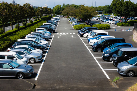 スーパーでも病院でも、月極駐車場でも「頭から突っ込んで」停める派です！欧米では常識