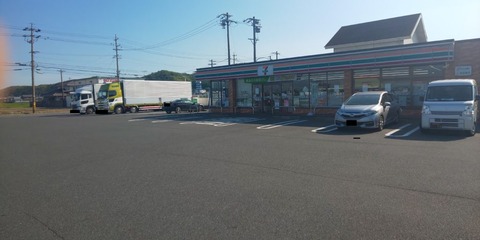 最寄りのコンビニに駐車場があった