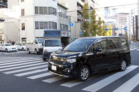 車で左折や右折する時に