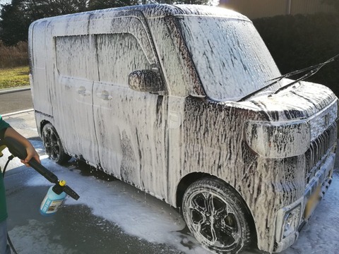 軽自動車を洗ってる