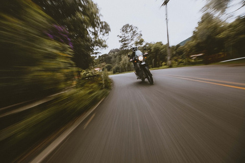 バイクを敵対視してくる車